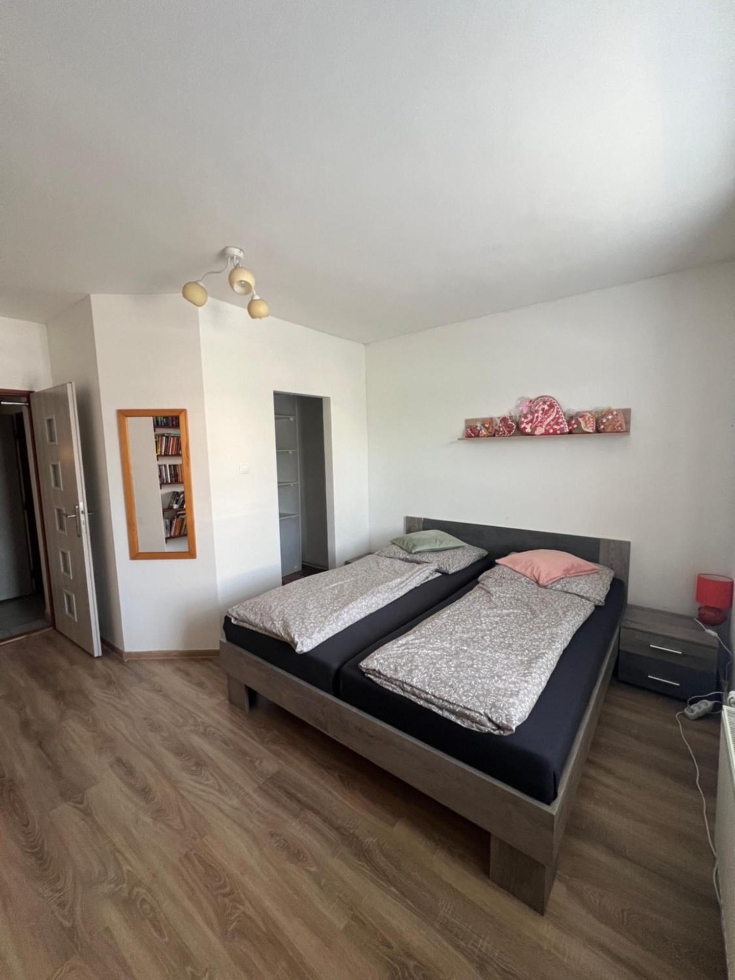 -Self-Check- 4-Bedroom Family House With Heated Tub Levice Esterno foto