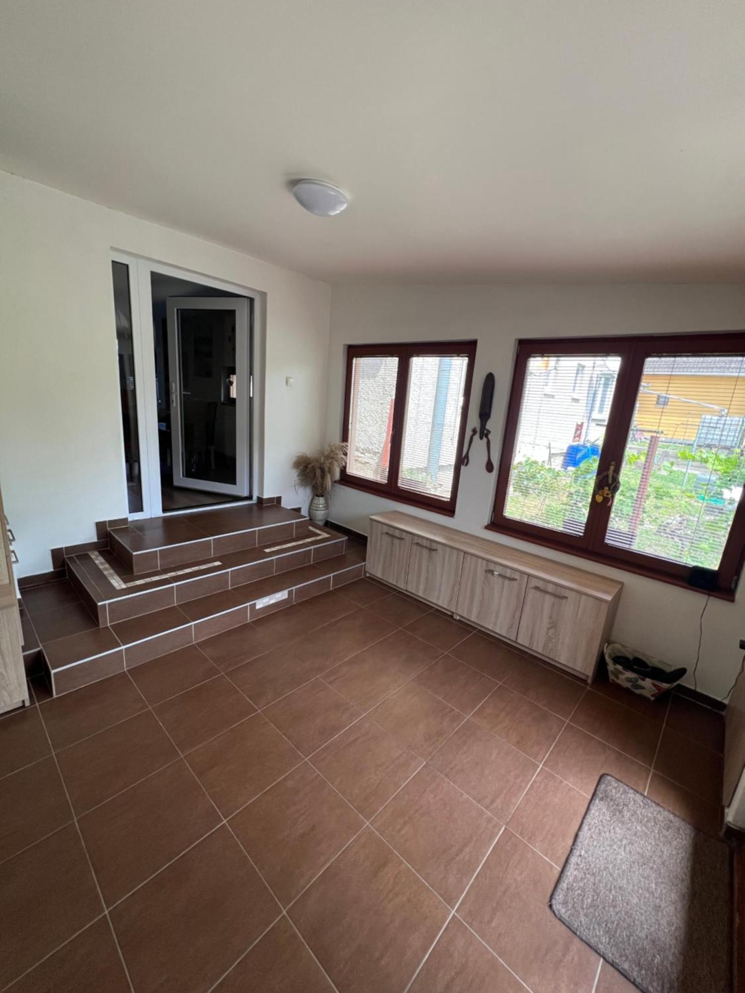 -Self-Check- 4-Bedroom Family House With Heated Tub Levice Esterno foto